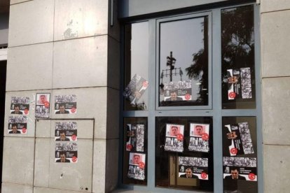 La fachada de la sede del PSPV, con pegatinas contrarias a la exhumación de Franco.-PSPV