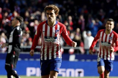 Griezmann celebra el gol del Atlético ante el Levante.-EFE