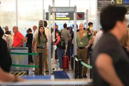 Vigilantes en el control de la T1, el día 14. /-FERRAN NADEU