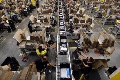 Imagen de archivo de trabajadores del centro de Amazon en El Prat de Llobregat-ALBERT GEA