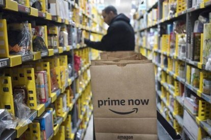 Preparación de un pedido de Amazon Prime Now.-AP / MARK LENNIHAN