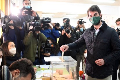 Juan García-Gallardo votando esta mañana.-ICAL