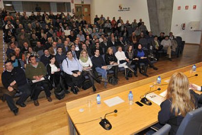 El interés por las líneas dejó pequeño el salón de actos de la Delegación Territorial. / VALENTÍN GUISANDE-