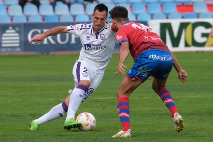 San Emeterio intenta superar a un rival del Calahorra, ayer, en La Planilla. ÁREA 11