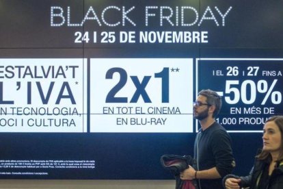 Carteles de Black Friday en una tienda de Barcelona.-FERRAN SENDRA