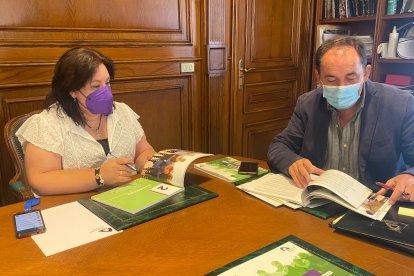 El presidente, Benito Serrano, junto a Eva Muñoz, al frente de Servicios Sociales.-HDS