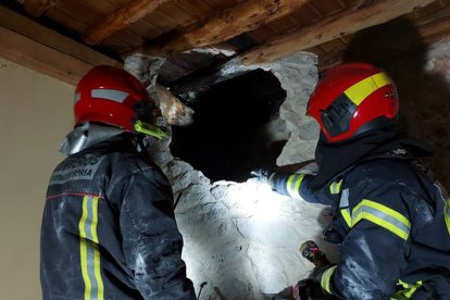 Los bomberos durante su intervención en la casa rural incendiada en Castillejo de Robledo.