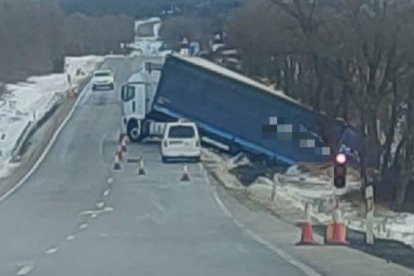 Imagen del accidente de camión entre Aldealpozo y Matalebreras. HDS