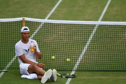 Rafael Nadal, sobre la reseca hierba de Wimbledon, en el descanso de un entrenamiento de este domingo.-REUTERS / TONY O BRIEN