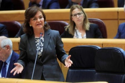 La vicepresidenta del Gobierno, Carmen Calvo, interviene durante la sesión de control al Gobierno en el Pleno del Senado, este martes en Madrid.-EFE