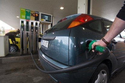 Un cliente reposta en una gasolinera.-FERRAN NADEU