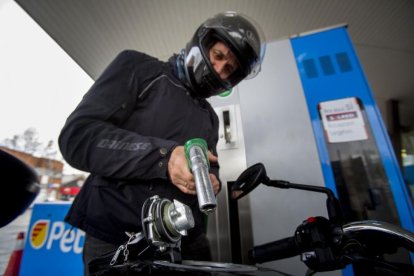 Repostaje en una gasolinera de Barcelona.-/ FERRAN NADEU