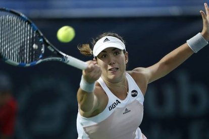 Garbiñe Muguruza devuelve una bola a Karolina Pliskova, durante la semifinal del torneo de Dubái.-Foto:   EFE / ALI HAIDER