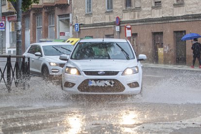 Lluvias y paraguas en la tarde del miércoles. MARIO TEJEDOR