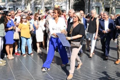 Dolors Montserrat durante la ofrenda floral a las víctimas del 17A.-LAURA FIGULS