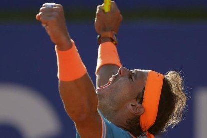 Nadal reacciona contrariado a un mal golpe.-REUTERS