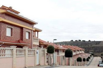 Vivienda nueva de construcción reciente en el pequeño pueblo de Los Rábanos. / DIEGO MAYOR-