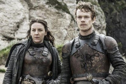 Los personajes Yara y Theon Greyjoy, en una imagen de la última temporada de Juego de tronos.-EL PERIÓDICO