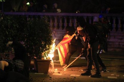 Hoguera en la plaza Tetuán durante la protesta de los CDR ante Interior.-