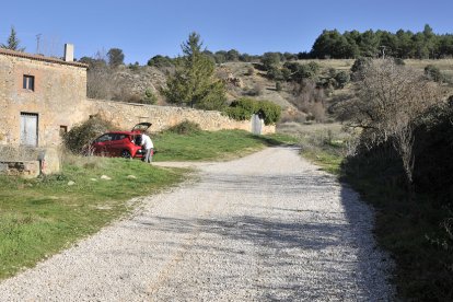 Camino hacia el monte de las Ánimas, desde la carretera de Almajano, donde se ubicará el recurso turístico. VALENTÍN GUISANDE