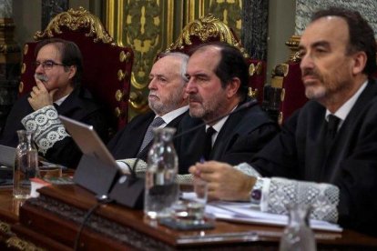 El presidente del tribunal y ponente de la sentencia,  Manuel Marchena (derecha), junto a (de izquierda a derecha) los magistrados Andrés Palomo, Luciano Varela y Andrés Martínez Arrieta.-POOL / EMILIO NARANJO