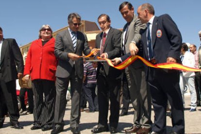 José Trillo corta la cinta inaugural de la feria en presencia de Millán Miguel y Antonio Pardo. / JAVIER SOLÉ-