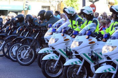 Agentes de Tráfico y del Seprona, durante los actos de ayer. / Á.M.-