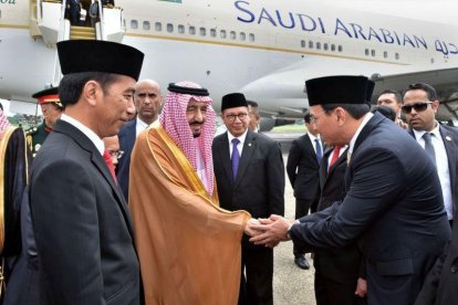 El presidente indonesio, Joko Widodo, a la izquierda, recibe al monarca saudí, Salman, en el centro, este miércoles, en Yakarta.-HANDOUT / REUTERS