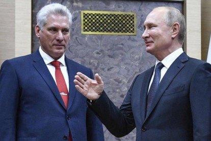 El presidente cubano, Miguel Díaz-Canel, y el ruso, Vladímir Putin, durante su encuentro este martes en Moscú.-ALEXANDER NEMENOV (AP)