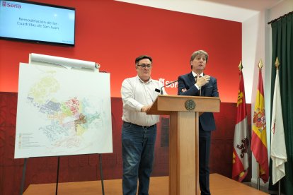 El secretario de Festejos, José Luis Ruiz, y el alcalde, Carlos Martínez, presentan los cambios del callejero. J.A.C.