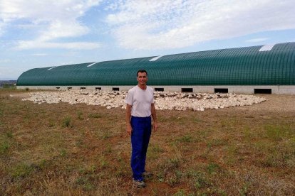 Óscar Caso en la granja de patos de San Esteban de Gormaz.-- HDS