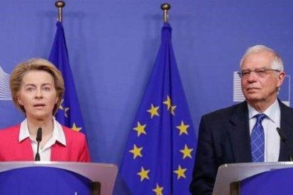 La presidenta de la Comisión Europea, Ursula von der Leyen, y el jefe de la diplomacia europea, Josep Borrell, en Bruselas.-