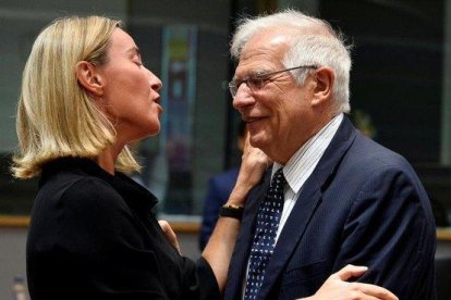 Saludo entre Federica Mogherini y Josep Borell, ayer.-JOHANNA GERON