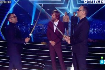 Santi Millán, en medio del duelo de catanas de Jorge Javier Vázquez y Risto Mejide en 'Got talent'.-MEDIASET