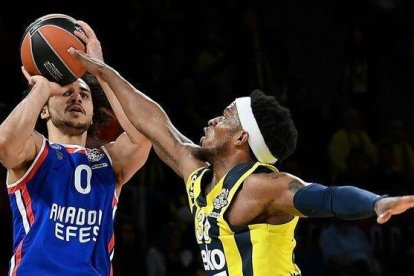 Shane Larkin lanza a canasta ante Bobby Dixon.-AFP / LLUÍS GENÉ