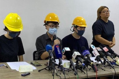 Rueda de prensa de los jóvenes organizadores de las manifestaciones, este martes en Hong Kong.-VANESSA YUNG (AFP)