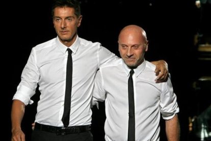 Domenico Dolce y Stefano Gabbana, en un desfile del 2008.-AFP / FILIPO MONTEFORTE