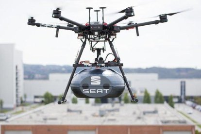 Un dron sobrevuela la fábrica de Seat en Martorell.-