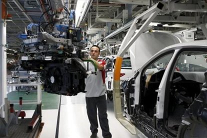 Un trabajador de la fábrica de Seat de Martorell.-REUTERS / GUSTAU NACARINO