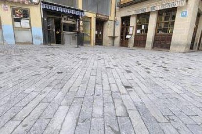 Parte del nuevo pavimento de la plaza del Tubo. / Á.M.-