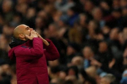 Pep Guardiola celebra el triunfo sobre el Burnley en el Etihad Stadium de Manchester.-REUTERS / ANDREW BOYERS