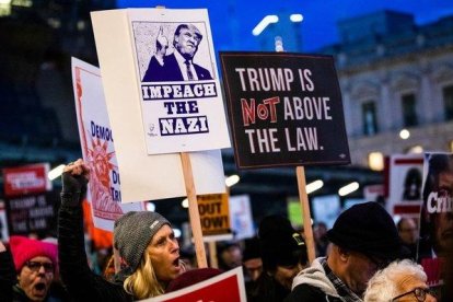 Manifestantes reclaman el ’impeachment’ para Trump en una protesta en San Francisco.-PHILIP PACHECO (AFP)