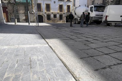 Imagen de la plaza San Clemente, más conocida como El Tubo, en la que se han eliminado los desniveles. / ÚRSULA SIERRA-