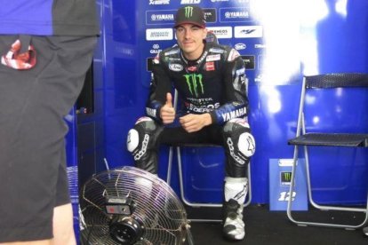 Maverick Viñales busca la complicidad del fotógrafo mientras descansa en su boxe de Sepang (Malasia).-ALEJANDRO CERESUELA