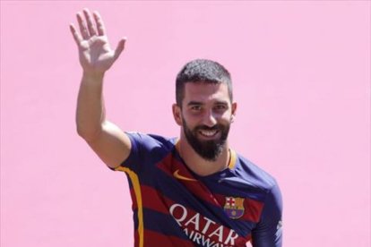 Arda Turan saluda en la presentación de la plantilla, el lunes en el Gamper-EFE / ALEJANDO GARCÍA