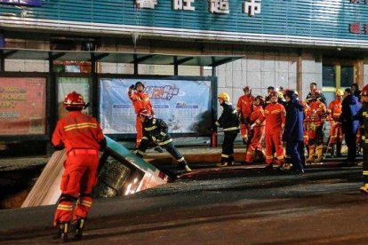 Un autobús hundido en un socavón en una parada del transporte público en la ciudad de Xining.-AFP