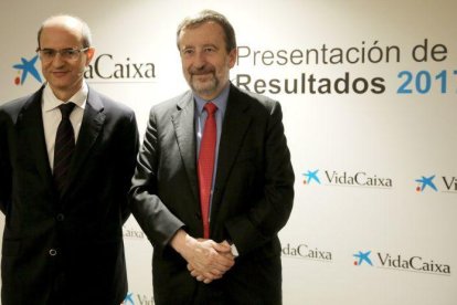 El director general de VidaCaixa, Javier Valle (i), y el vicepresidente ejecutivo y consejero delegado, Tomás Muniesa (d), durante la presentación de resultados del ejercicio del 2017.-EL PERIÓDICO (ARCHIVO)