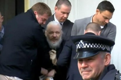 Assange, en el momento en que es sacado a rastras de la embajada de Ecuador en Londres.-YOUTUBE