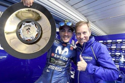 Lin Jarvis, a la derecha, junto a Maverick Viñales (Yamaha).-YAMAHA MEDIA