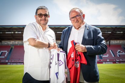 El presidente del Numancia, Santiago Morales y Francisco Rubio, Grupo Herce, ayer, en Los Pajaritos. GONZALO MONTESEGURO